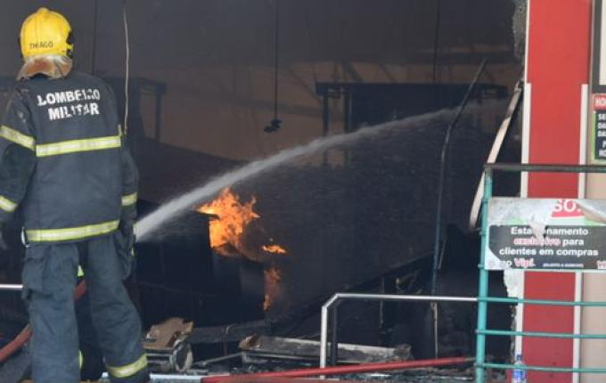 Incêndio de grandes proporções atinge supermercado e residências em SMOeste