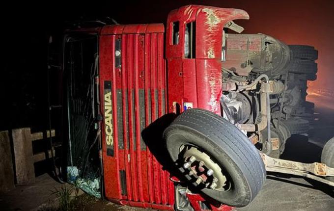 Carreta tomba sobre ponte do Rio das Antas na BR-282 entre São Miguel do Oeste e Maravilha