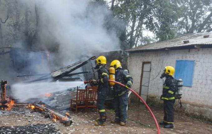 Incêndio destrói residência e veículo no interior de Mondaí