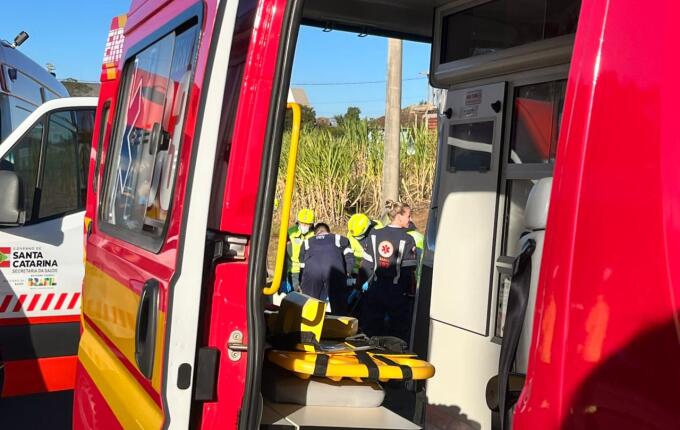 Colisão entre moto e carro deixa jovem com fratura exposta na SC-492 em São Miguel do Oeste