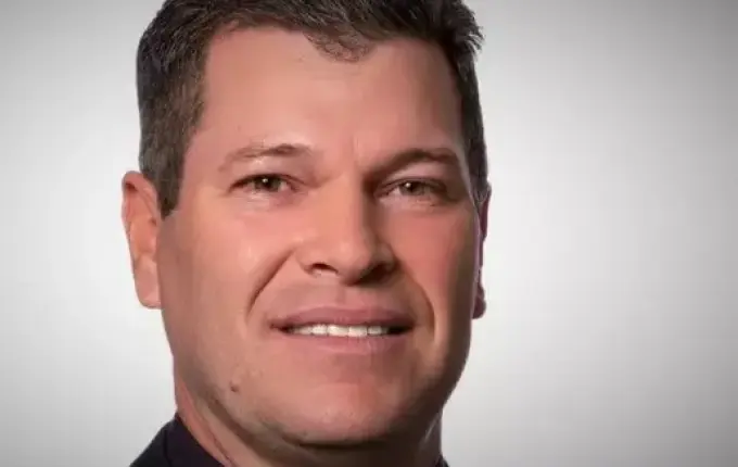 Vereador falta a sessões para não ser preso por assassinato em SC e perde mandato