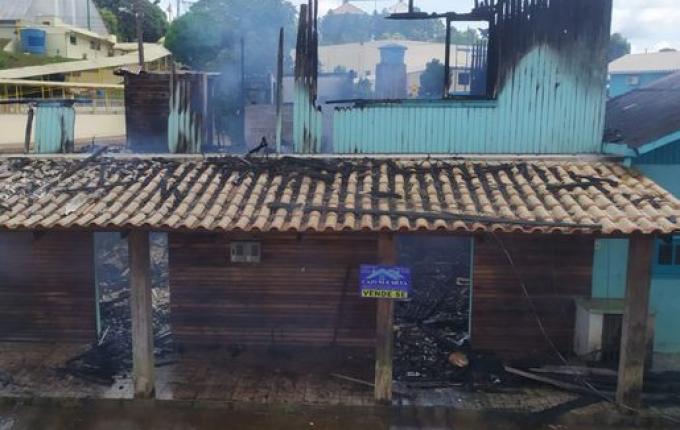 Incêndio destrói edificação em Campo Erê