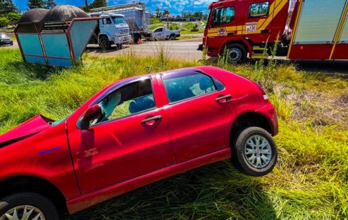 Colisão entre caminhão e carro deixa três feridos na SC 163