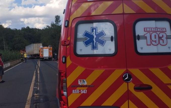 Colisão frontal entre carro e carreta deixa um ferido na SC 161, entre Romelandia e Flor do Sertão