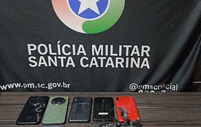 Três pessoas são presas por tráfico de drogas em Modelo