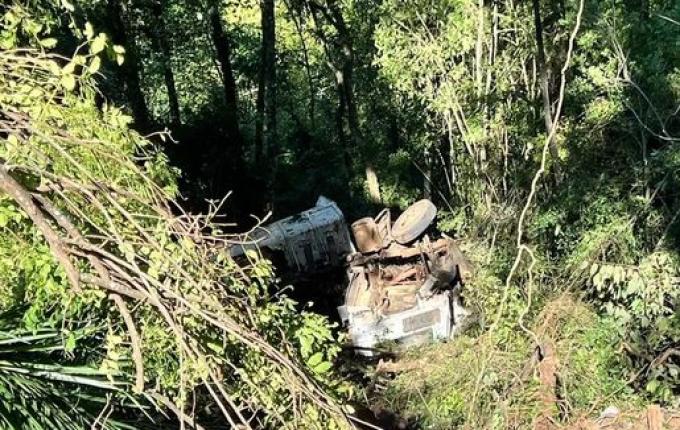 Caminhão parte ao meio e motorista morre prensado em SC