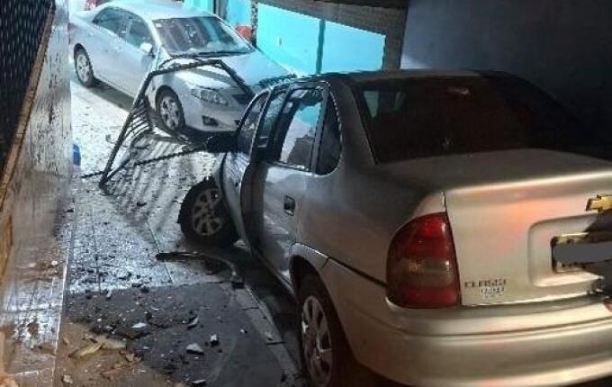 Jovem furta carro, bate contra casa no centro e é preso após fugir da PM em SMO