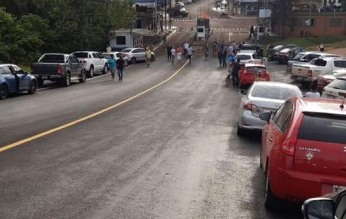 Argentinos que estavam em SC formam filas para retornar ao seu país