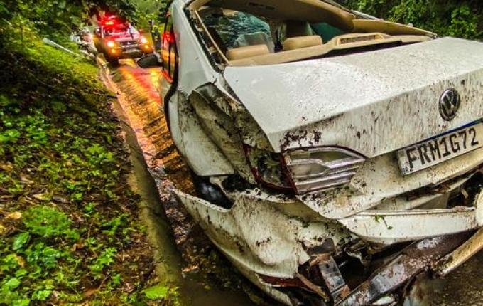 Homem fica ferido em capotamento na BR-282; vídeo