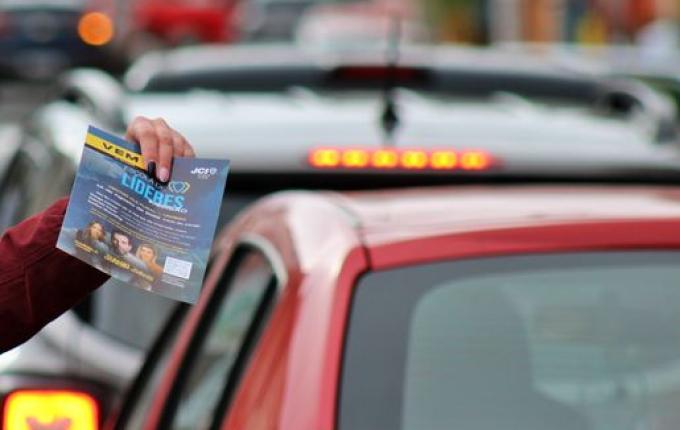 JCI realiza blitz no calçadão para divulgar Escola de Líderes 2025