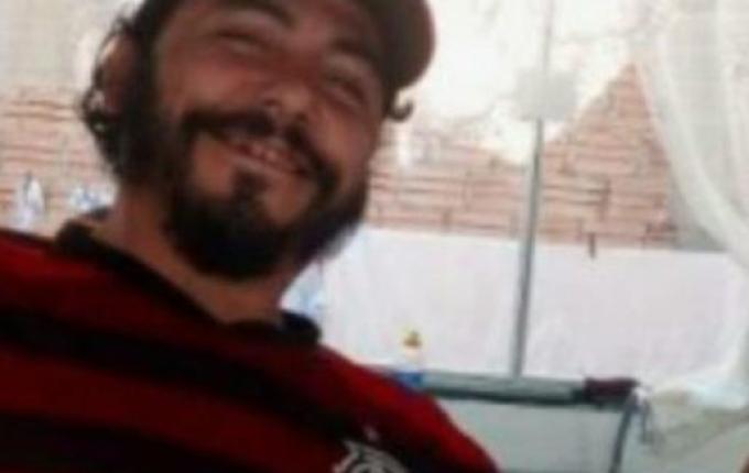 Homem chega em casa cantando e é morto com canivete no coração em SC