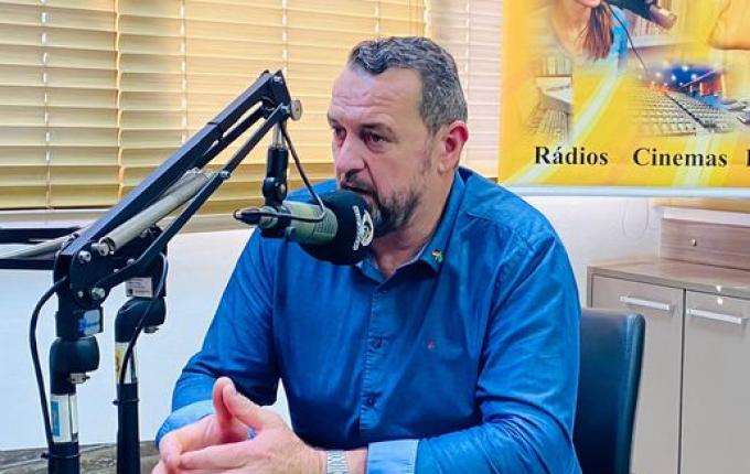 Prefeito de São João do Oeste flagra irregularidade com máquina terceirizada