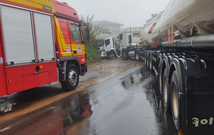 Carreta de combustível bate frontalmente em caminhão de leite