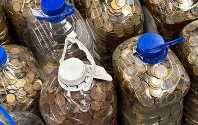 Homem chama atenção ao comprar carro com R$ 17 mil em moedas em SC: “Ficamos chocados”