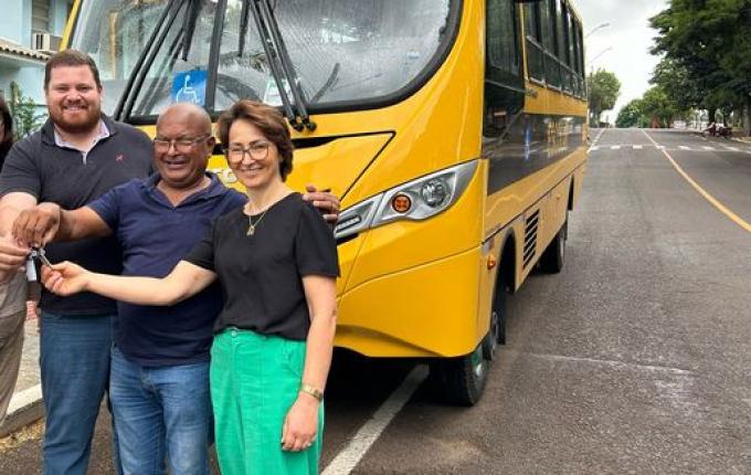 Iporã do Oeste adquire novo ônibus para transporte escolar
