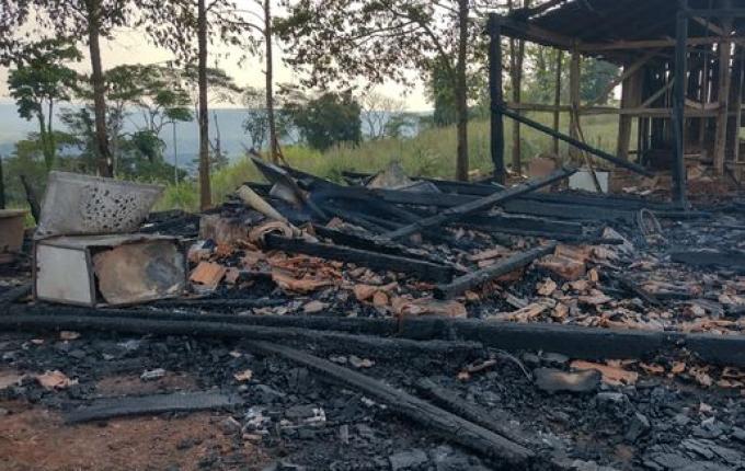 Bombeiros combatem incêndio em galpão no interior de Itapiranga