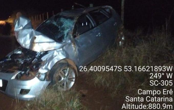 Condutor perde o controle da direção e sai da pista na SC-305