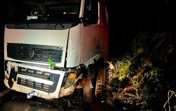 Homem fica ferido após carreta sair da pista na BR-282