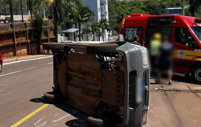 Mulher fica ferida em colisão seguida de capotamento em Descanso
