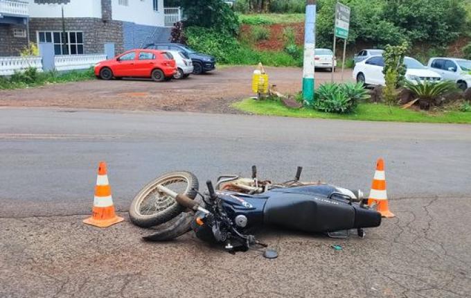 Motociclista fica ferido em colisão com carro no centro de Iporã do Oeste