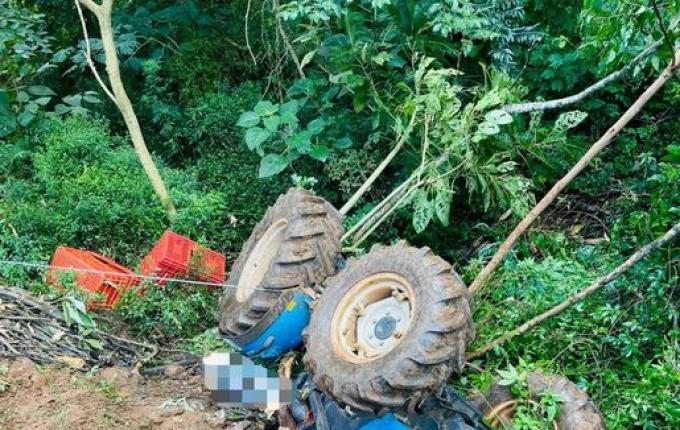 Mulher morre ao capotar trator no interior de Videira