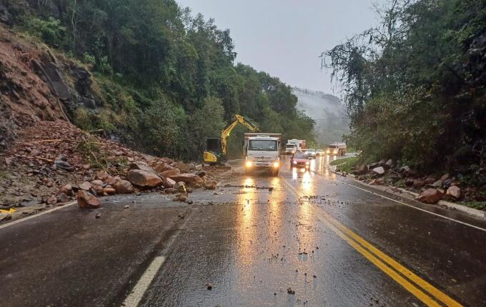Queda de barreira mantém sistema Pare e Siga na BR-282 em Nova Erechim