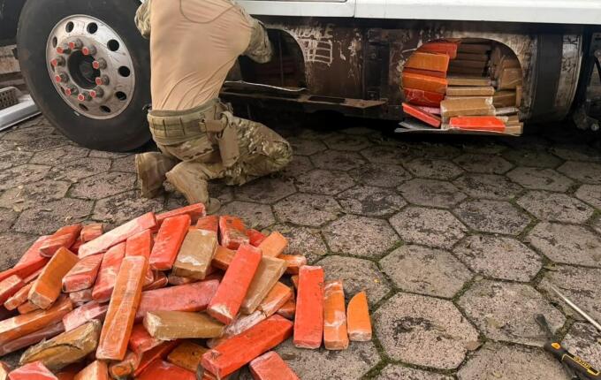 Cão farejador da PRF encontra mais de 500 quilos de maconha escondidos em carreta na BR-282
