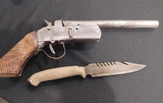 Homem foge da PM e é preso com faca e arma artesanal em SMO
