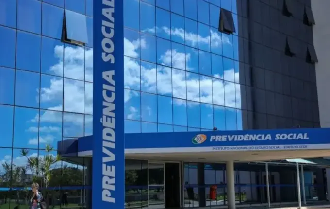 Projeto que prevê adicional de até 15% para aposentadas do INSS avança na Câmara