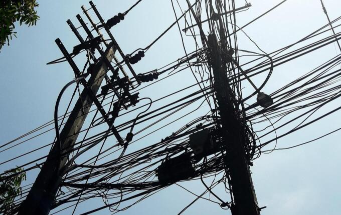 Celesc vai cortar cabos de operadoras clandestinas em postes de SC