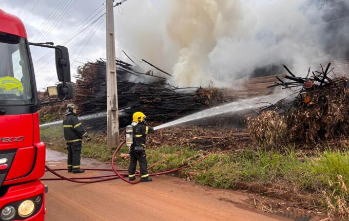 Incêndio atinge pilha de eucaliptos em madeireira de São Miguel do Oeste