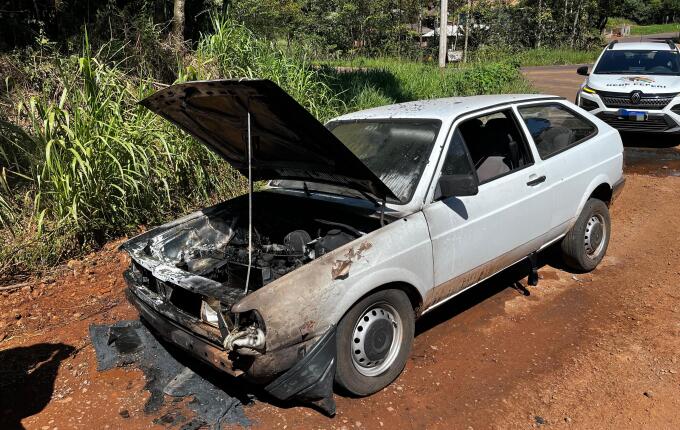 Incêndio atinge veículo no interior de São Miguel do Oeste