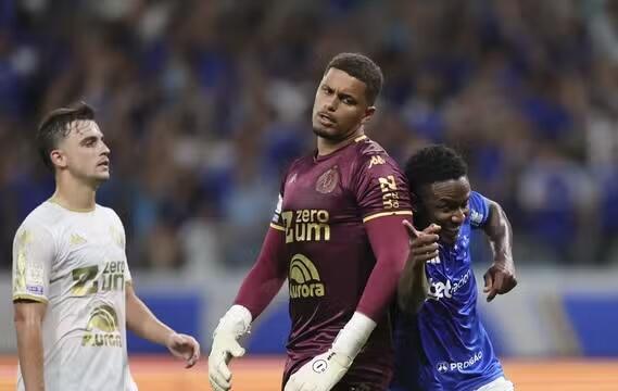 Chape assusta no fim, mas perde para o Cruzeiro após decisões do VAR