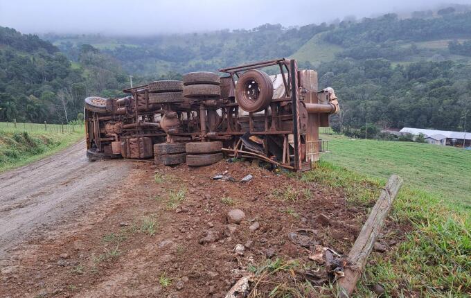 Caminhão apresenta falha mecânica e tomba no interior de Itapiranga