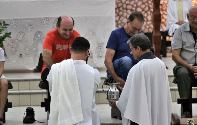 Missa de Lava-Pés abre celebrações do Tríduo Pascal em São Miguel do Oeste