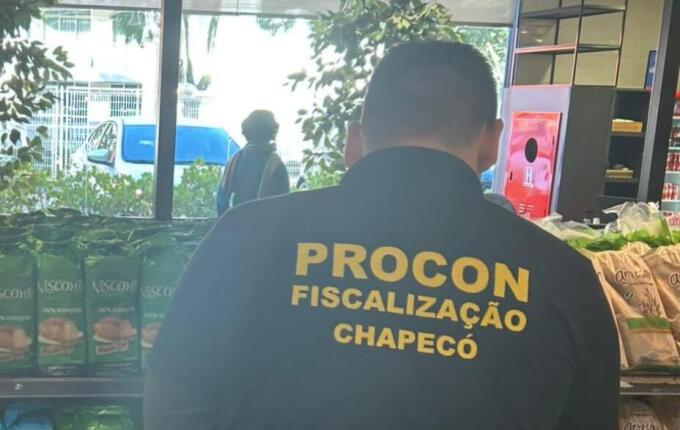 Procon de Chapecó recolhe dezenas de produtos vencidos