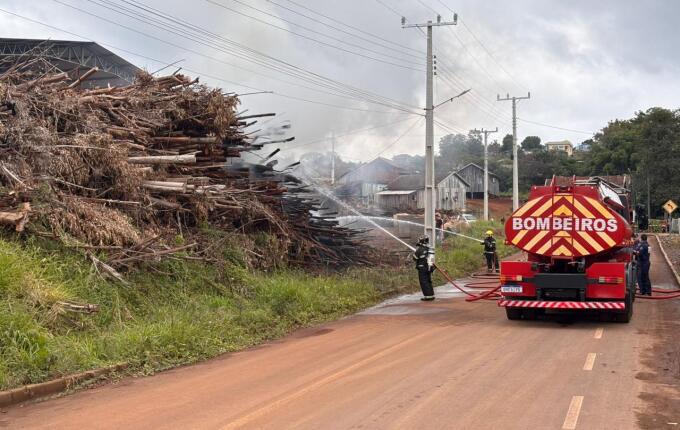 Incêndio atinge pilha de eucaliptos em madeireira de São Miguel do Oeste
