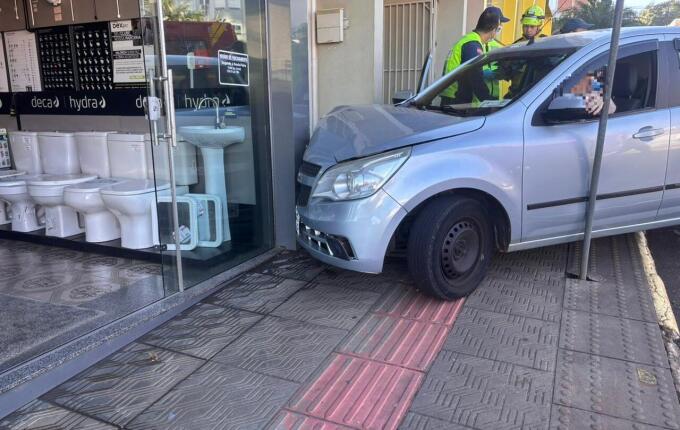 Idoso confunde pedais e bate carro em loja no centro de SMO