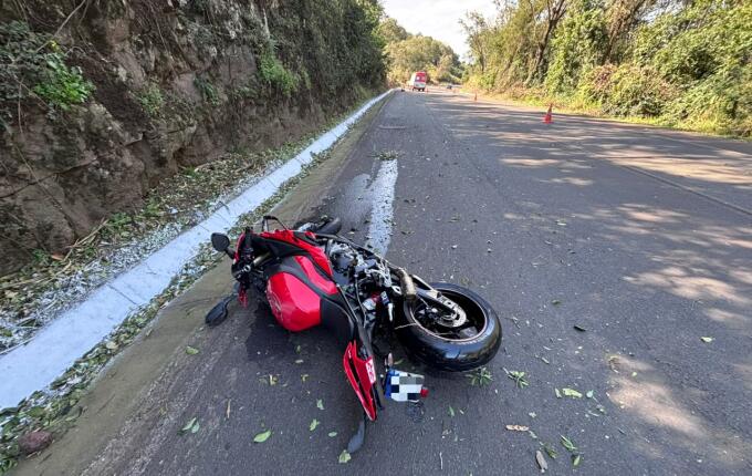 Motociclista de Maravilha morre após saída de pista na BR-282, em São Miguel do Oeste
