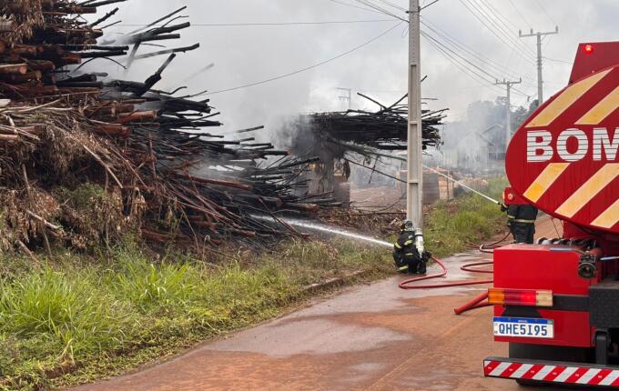 Incêndio atinge pilha de eucaliptos em madeireira de São Miguel do Oeste