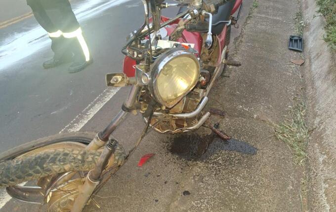Colisão frontal entre carro e motocicleta deixa mulher gravemente ferida na SC-157