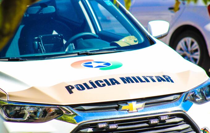 PRF e PM apreendem vinho estrangeiro irregular durante fiscalização na BR-163, em Guaraciaba