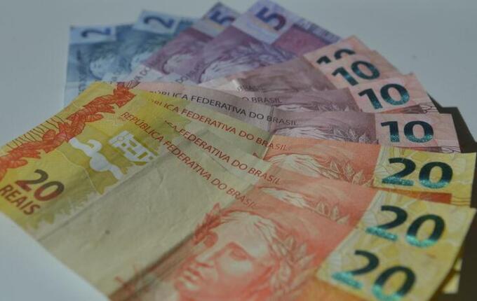 Governo federal projeta salário mínimo de R$ 1.741 para 2027