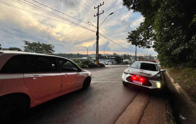 Homem foge de abordagem, sofre acidente e é preso com cocaína na Willy Barth