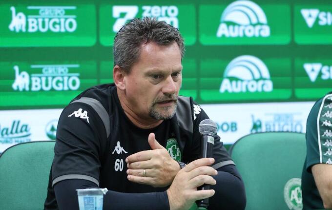 Chapecoense anuncia demissão do técnico Fábio Matias