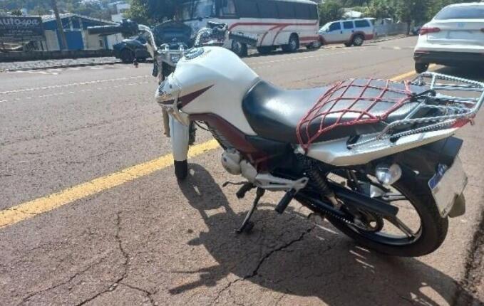 Passageiro de motocicleta fica ferido em colisão com carro em São José do Cedro