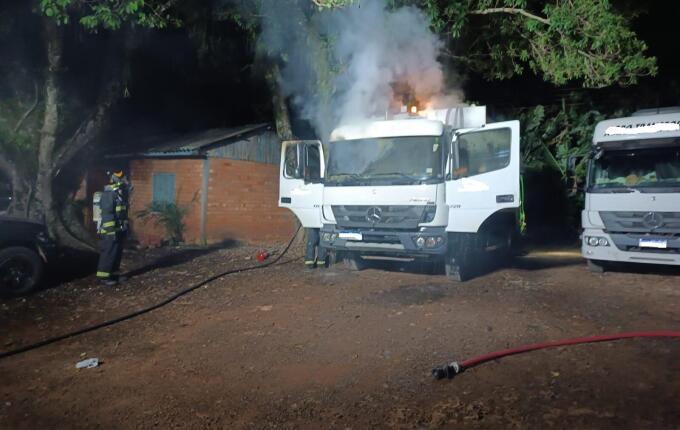 Incêndio destrói cabine de caminhão de coleta de lixo em SMO
