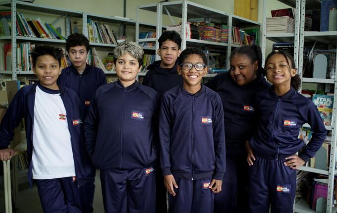 Governo de SC entrega uniformes de inverno para estudantes da rede estadual