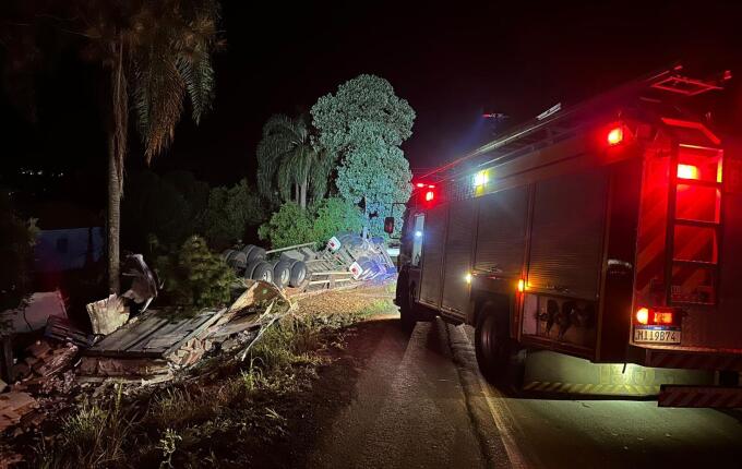 Falha nos freios provoca saída de pista de carreta na SC-161, em Romelândia