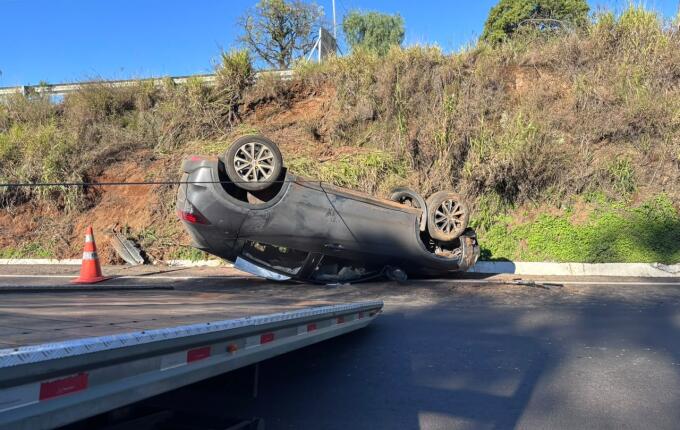 Três pessoas ficam feridas após saída de pista e capotamento na BR-163, entre SMO e Guaraciaba